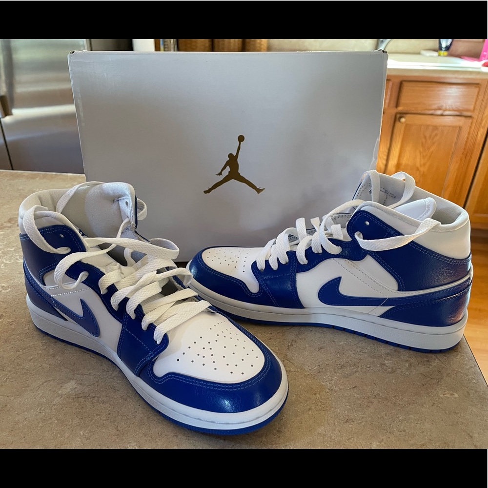 Woman’s Air Jordan 1 Mid (Kentucky Blue) Size US 7.5